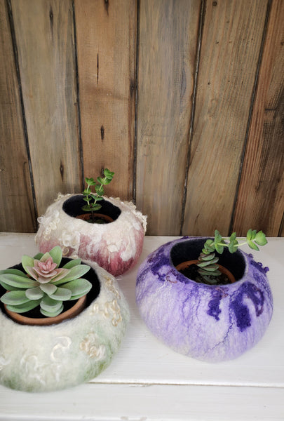 Cute, cosy vase in purple, lavender color. One of a kind made of Merino wool. Fluffy succulent planter or jewelry box.