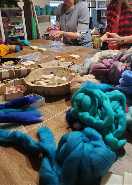 Workshop wool soaps, people working with colourful wool on a table in the Vesu studio.