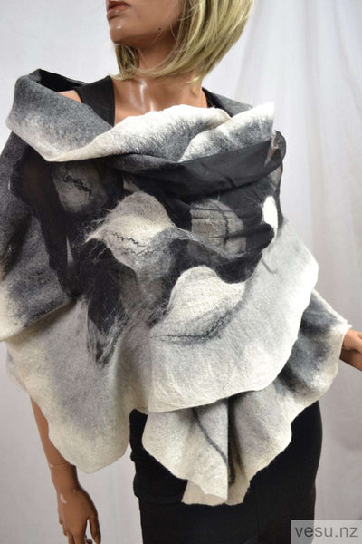 Gray shawl with white merino wool 4526