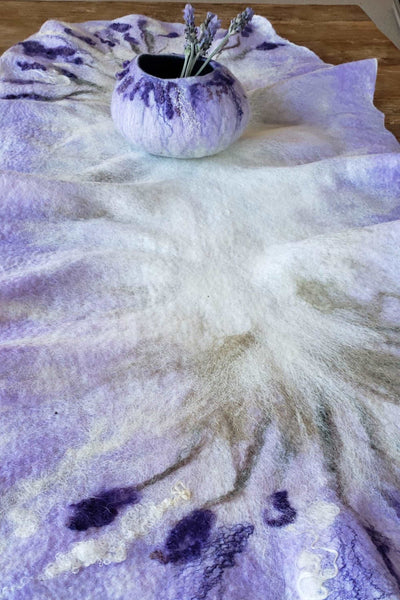 Lavender table runner to provencal style, French Country decor handmade in double side. Wool in natural cream and purple. Timeless appearl.
