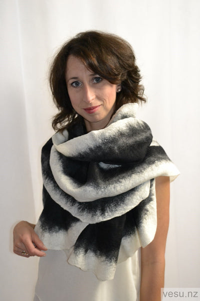 Unique shawl black and white 4399